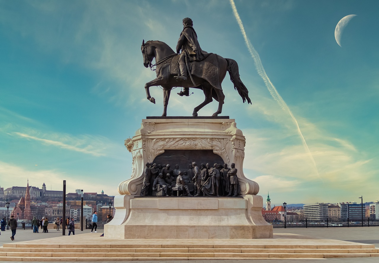 Hungary-statue-5317412_1280.jpg